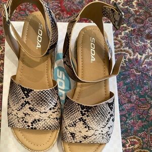 Soda sandals size 7 snakeskin color🔥